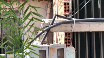 Poste é arrancado após caminhão enroscar em fiação elétrica