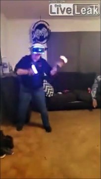 Cette femme se souviendra de son premier jeu video en réalité virtuelle