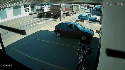 Conversão na Avenida Minas Gerais acaba em acidente