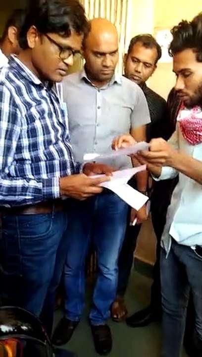 विश्वविद्यालय पहुंचकर छात्रों ने सौंपा कुलसचिव को ज्ञापन