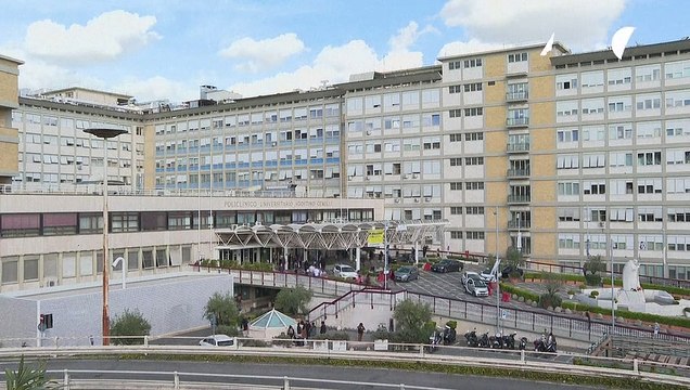 Papst Franziskus ins Krankenhaus gebracht