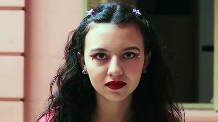 Gritos Histéricos de Garotas em Vestidos Floridos TEASER