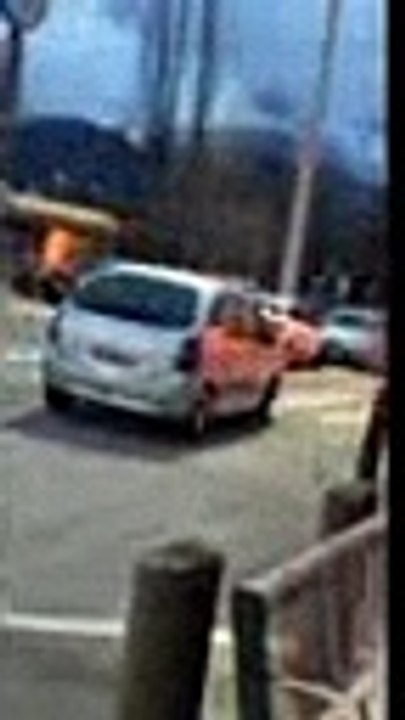 Ivre, il percute plusieurs voitures sur le parking du Carrefour de Chambéry