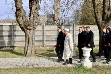 Bakan Dönmez, Budapeşte'de 'Türk Şehitliği'ni ziyaret etti