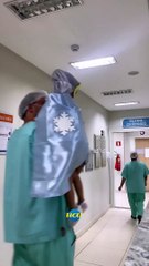 Médico veste crianças de super-heróis em hospital