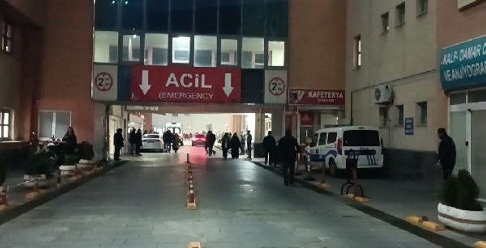 BARIŞMAK İÇİN AVM'DE BULUŞTUĞU DİNİ NİKAHLI EŞİ İLE ARKADAŞINI BIÇAKLA YARALADI