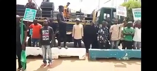 Nigerians Storm Defence Headquarters, Beg The Military To Seize Power & Stop Tinubu’s Swearing-in