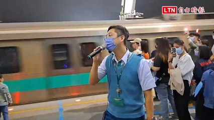 五月天高雄首唱現場驚喜「場外安可」 高捷站長獻唱暖心解悶 🎤