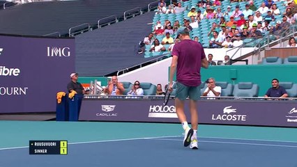 Скачать видео: Sinner sweeps into Miami last four with Ruusuvuori win