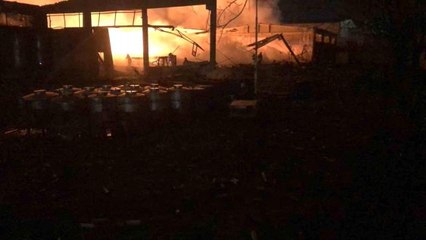 Parfüm fabrikasındaki yangın söndürülemiyor, patlayan parfümler zorluk oluşturuyor