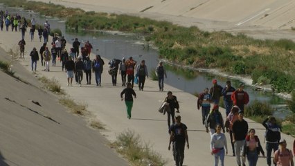 Migrantes buscan cruzar a EE.UU. tras el incendio fatal ocurrido en México