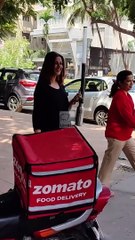 Sonali Bendre ने पैपराजी को देख कह OMG