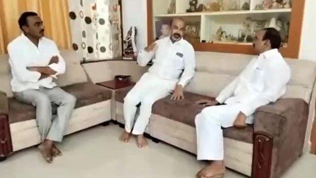 కరీంనగర్: బండి సంజయ్‌ని పరామర్శించిన ఈటల రాజేందర్