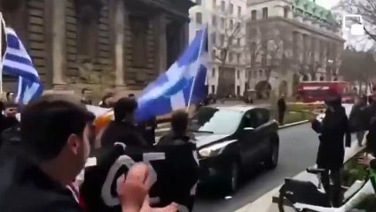 Yunan bayraklı grup Londra'da Ersin Tatar'ın önünü kesti