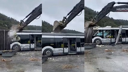 Download Video: Metrobüs parçalama görüntüleri tartışma yarattı