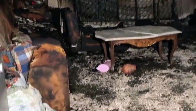 Evini ateşe verip kendini bıçakladı