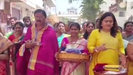 వనపర్తి: పట్టు వస్త్రాలు సమర్పించిన మంత్రి