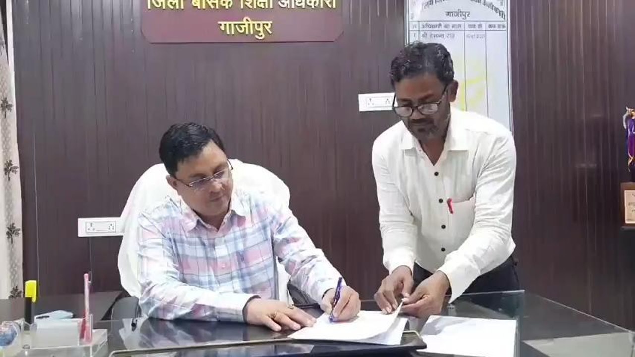 गाजीपुर पहुंची सरकारी विद्यालयों की 15 लाख किता...
