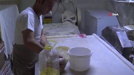 Sandıklı'nın 'haşhaşlı' tahinli pidesi tok tutma özelliği ile dikkat çekiyor