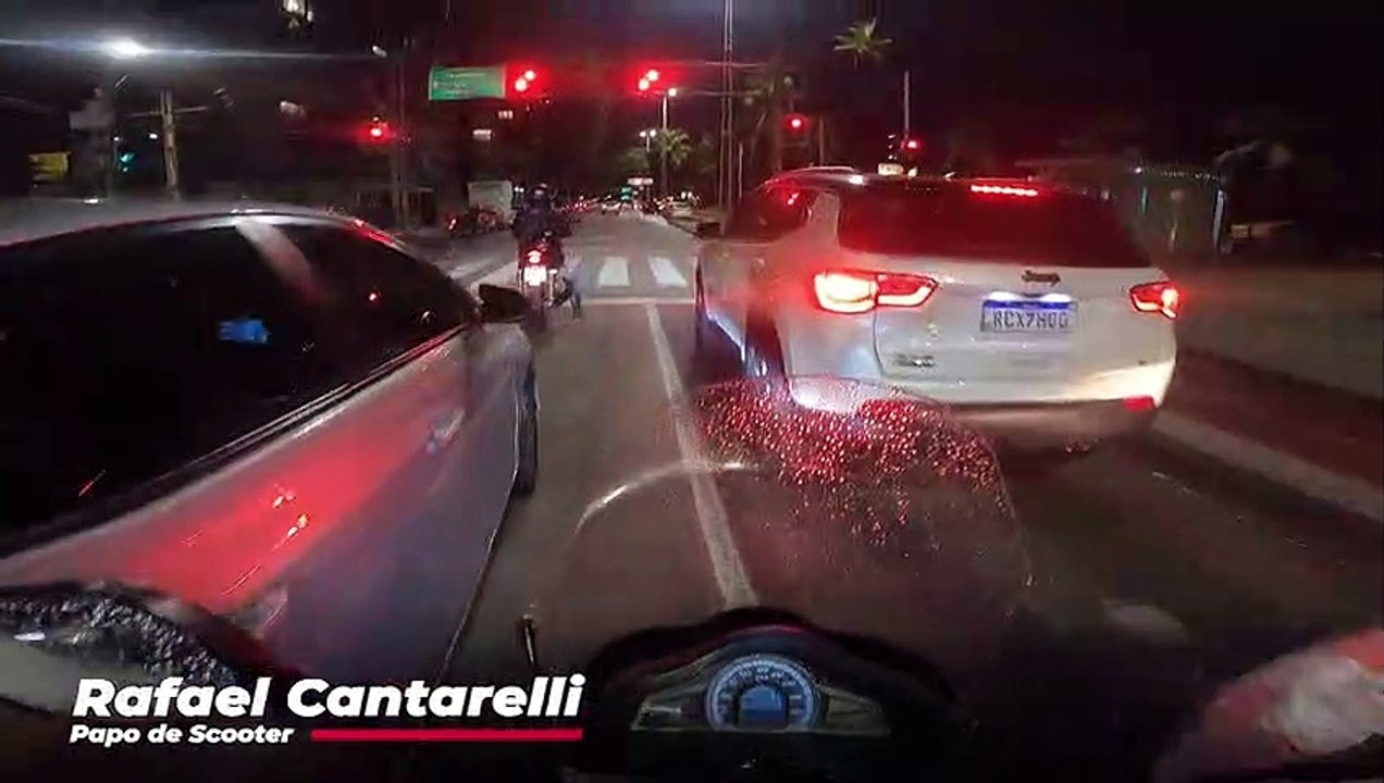 Pilotando-a-Scooter-Honda-PCX-na-Chuva-no-Transito-Urbano