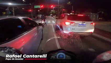 Pilotando-a-Scooter-Honda-PCX-na-Chuva-no-Transito-Urbano