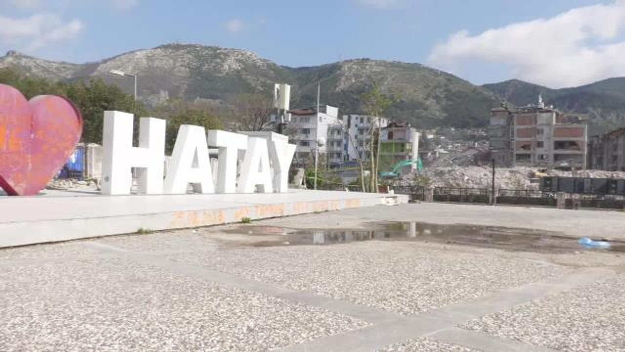 Antakyalı Depremzede Kafe-Bar İşletmecisi: "İşimize Burada Devam Etmeye Çalışacağız. Gidenler Geri Gelsin. Birlikte Savaşmaya Devam Edelim"