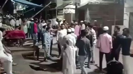 बेटे के स‍िर पर सवार हुआ खून, कैंची से हमला कर ली माता-पिता की जान, देखें वीडियो