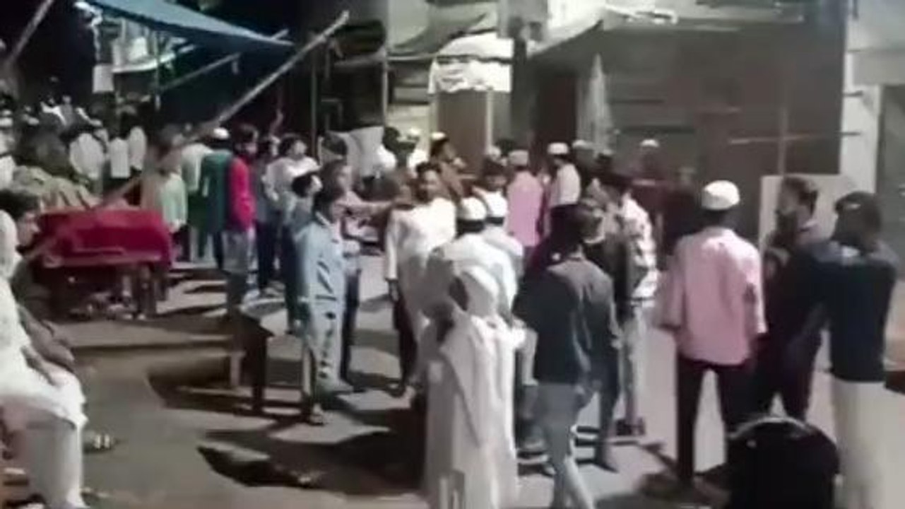 बेटे के स‍िर पर सवार हुआ खून, कैंची से हमला कर ली माता-पिता की जान, देखें वीडियो
