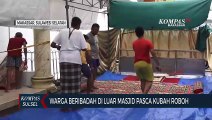 Warga Beribadah Di Luar Masjid Pasca Kubah Roboh