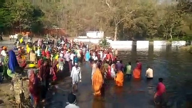 रामनवमी पर तीर्थ करने आदिवासी पहुंचे तिलक सिंदुर, हरगंगा कुंड में लगाई डुबकी, ढोल की थाप पर किया नृत्य