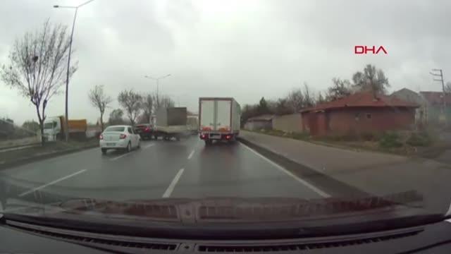 ESKİŞEHİR ÇEVREYOLUNDAKİ ZİNCİRLEME KAZA KAMERADA