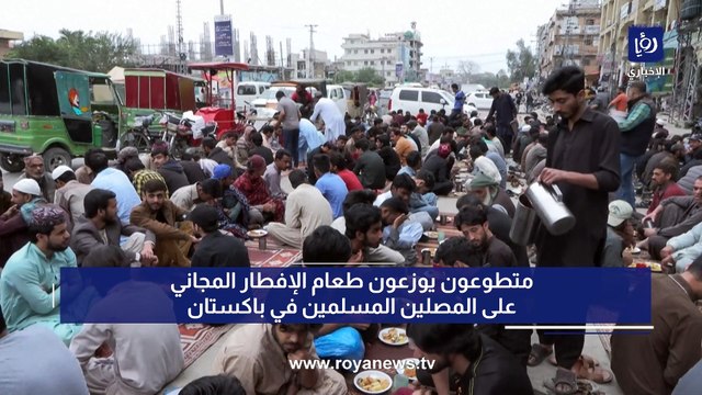 متطوعون يوزعون طعام الإفطار المجاني على المصلين المسلمين في باكستان