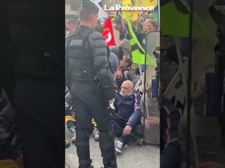 Macron dans les Hautes-Alpes : premières tensions entre forces de l'ordre et manifestants