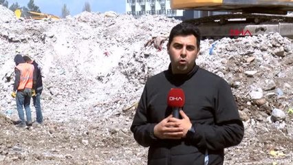 DİYARBAKIR'DA POLİS ÖZEL EKİPLERİ ENKAZDAKİ DEĞERLİ EŞYALARI SAHİPLERİNE TESLİM EDİYOR