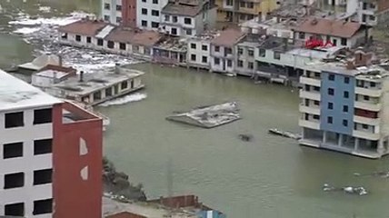 Yollar, köprüler, binalar... Her şey sular altında kaldı