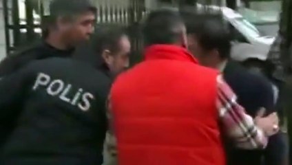 Oyuncu Okan Karacan alacak verecek yüzünden polislerle eski eşinin kapısına dayandı