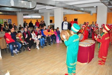 Çocuk mehter takımından depremzede yaşıtlarına moral konseri