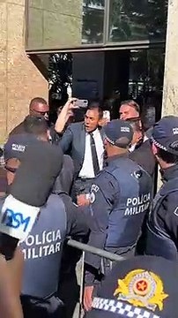 Bolsonaro cumprimenta apoiadores no Complexo Brasil 21