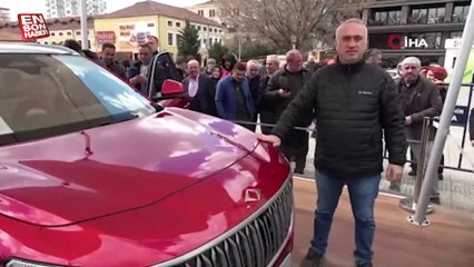 Çekilişte TOGG almaya hak kazanan talihli, aracı yerinde inceledi