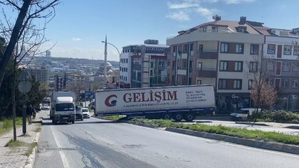 BEYLİKDÜZÜ'NDE KAYAN TIR DORSESİ İKİ ARACA ÇARPTI