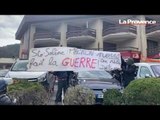 Macron dans les Hautes-Alpes : les forces de l'ordre enlèvent une banderole