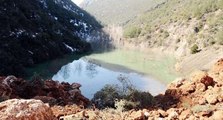 Depremin ardından meydana gelen heyelan vadide doğal gölet oluşturdu