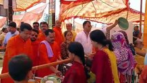 रामनवमी पर भंडारे में प्रसाद वितरण करते नजर आए PCC चीफ मोहन मरकाम, देखें Video