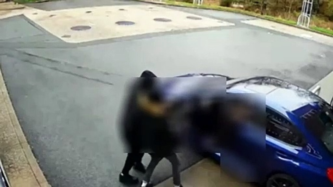 Deux jeunes carjackent un homme mais n'arrive pas à conduire la voiture à cause de la boite auto manuelle