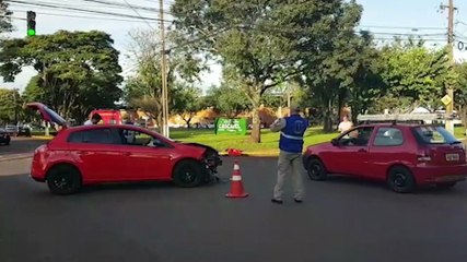 Forte colisão entre carros deixa pessoa ferida na Rua São Paulo