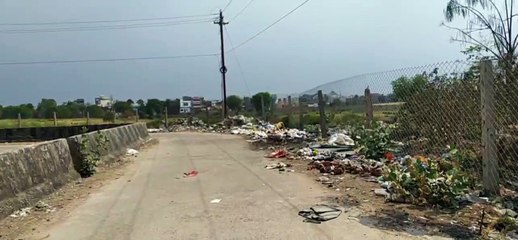 शहर के अंदरूनी सड़कों में फैक रहे घर से एकत्र किया कचरा