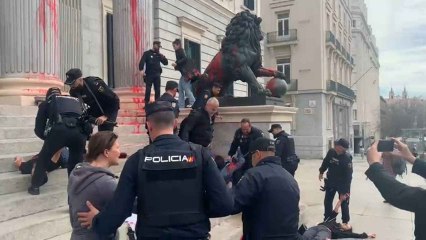 Activistas climáticos lanzan pintura roja sobre el Congreso