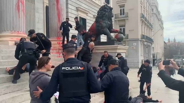 Activistas climáticos lanzan pintura roja sobre el Congreso