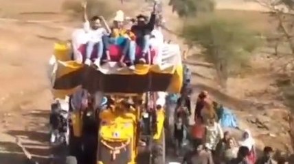 झाबुआ: बुल्डोजर दुल्हा, इस अनोखी बरात की हर कही हो रही चर्चा