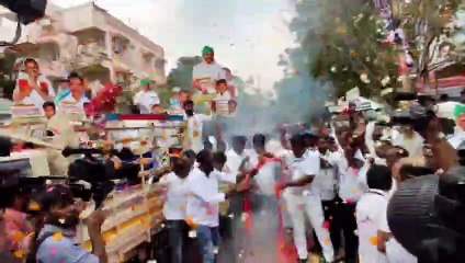 ओपीएस की याचिकाएं निरस्त ईपीएस बने महासचिव, आतिशबाजी हुई और मिठाइयां बंटीं